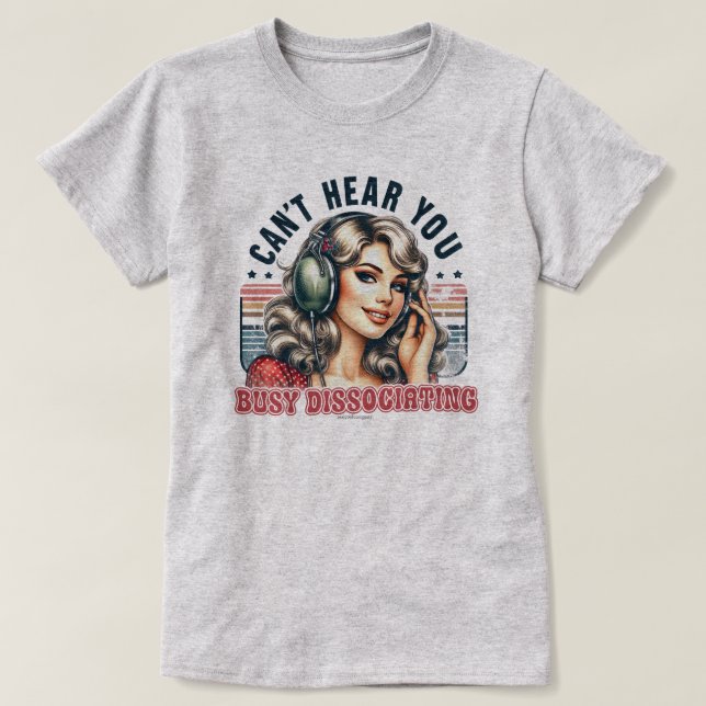 Camiseta Retro de Chica Sassy – No Te Oigo (Diseño del anverso)