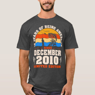 Camiseta Retro December 2010 12 Year Old Fishing Lover 12th