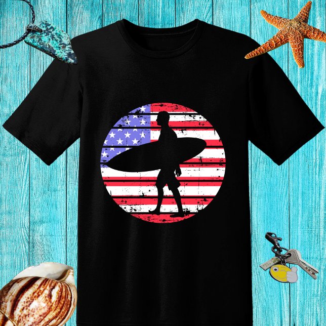 Camiseta Retro design Surfer with a board and USA flag (Subido por el creador)