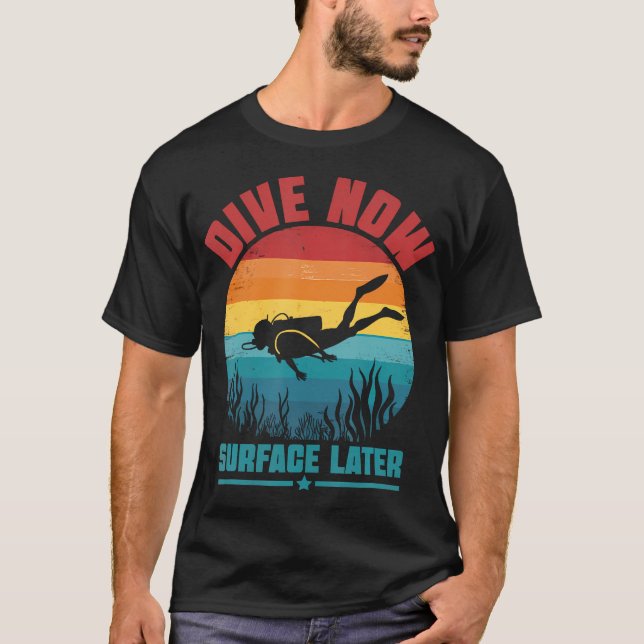 Camiseta Retro Dive Now Surface Later Under Water Diver Scu (Anverso)
