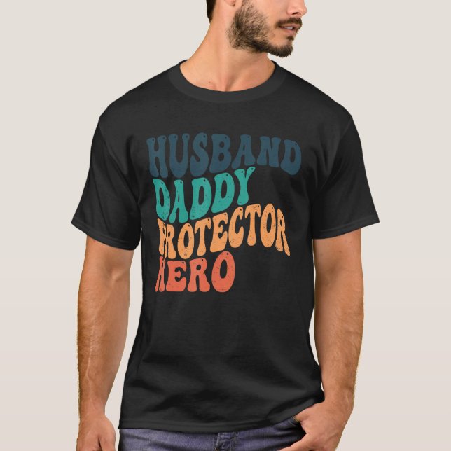 Camiseta Retro Esposo Papi Protector Héroe Día del Padre (Anverso)