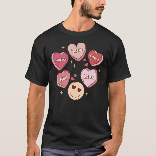 Camiseta Retro Esta Mamá Ama A Sus Hijos Corazón Candy Vale (Anverso)