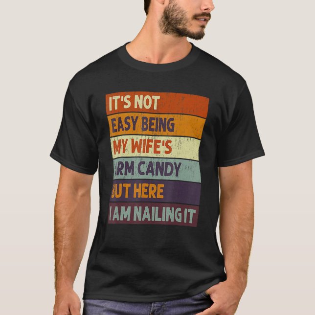 Camiseta Retro Family Humor Its Not Easy Being My Wifes Arm (Anverso)
