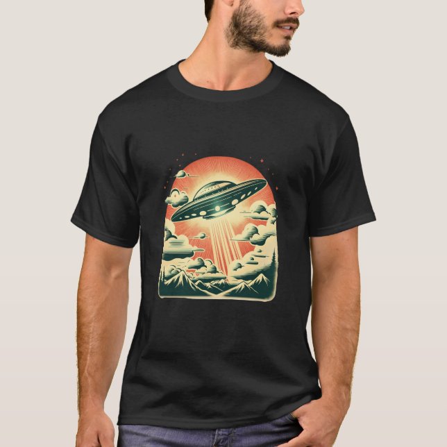 Camiseta Retro Flying Saucer UFO Over Mountains Pulp Pop St (Anverso)