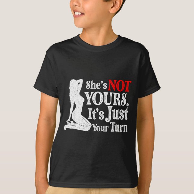 Camiseta Retro Funny Sarcastic She Is Not Yours It Is Just  (Anverso)