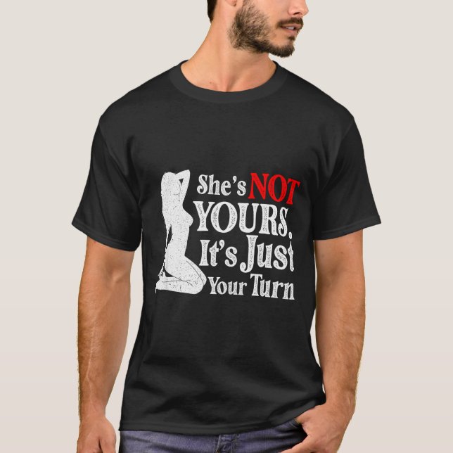 Camiseta Retro Funny Sarcastic She Is Not Yours It Is Just  (Anverso)