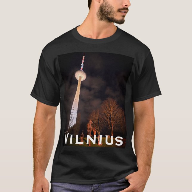 Camiseta Retro Glow: The Vilnius TV Tower at Night (Anverso)