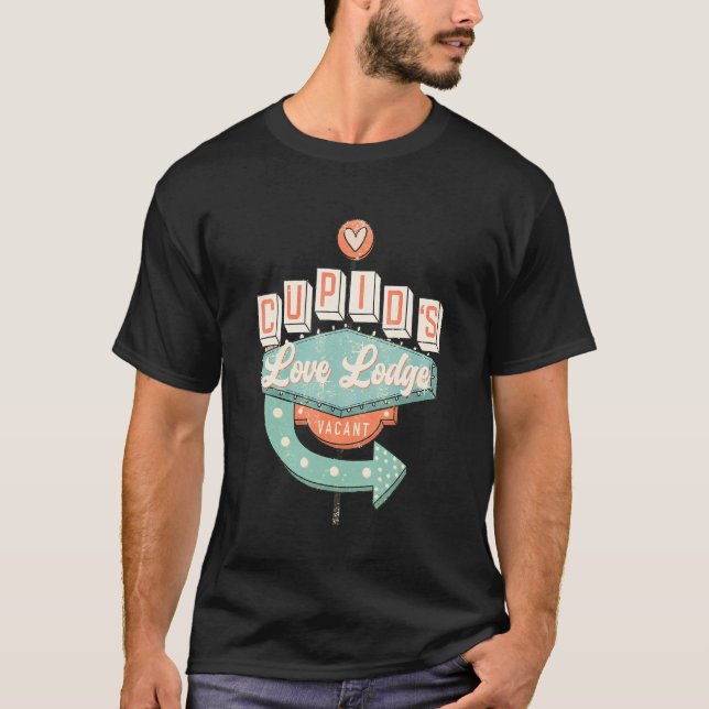 Camiseta Retro Groovy Cupidu2019s Love Lodge Valentineu2019 (Anverso)