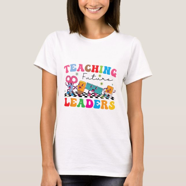Camiseta Retro Groovy Enseñando a Futuros Líderes Ck a la E (Anverso)
