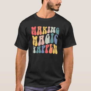 Camiseta Retro Groovy Haciendo que la magia ocurra familia 