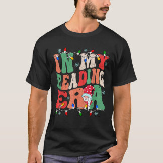 Camiseta Retro Groovy In My Reading Era Gnome Light Teacher