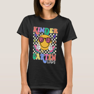 Camiseta Retro Groovy Kinder Garten Vibes Sonreír al equipo