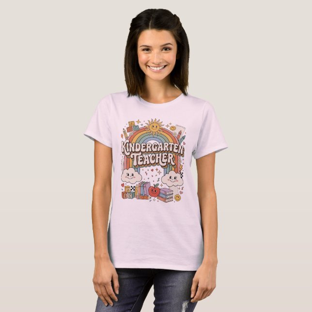 Camiseta Retro Groovy Maestra de Kinder Arcoíris (Anverso completo)