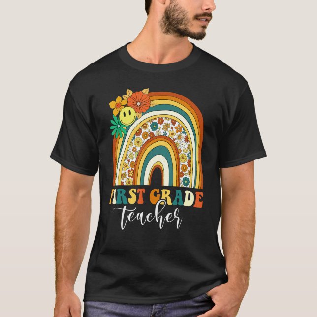 Camiseta Retro Groovy profesora de primer grado Rainbow Bac (Anverso)