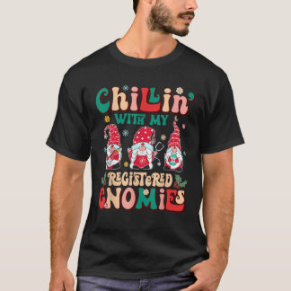 Camiseta Retro Groovy Relajándome Con Mi Enfermera Gnomo Re
