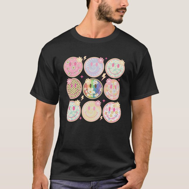 Camiseta Retro Groovy Smile Face Flower Happy Face Checkere (Anverso)