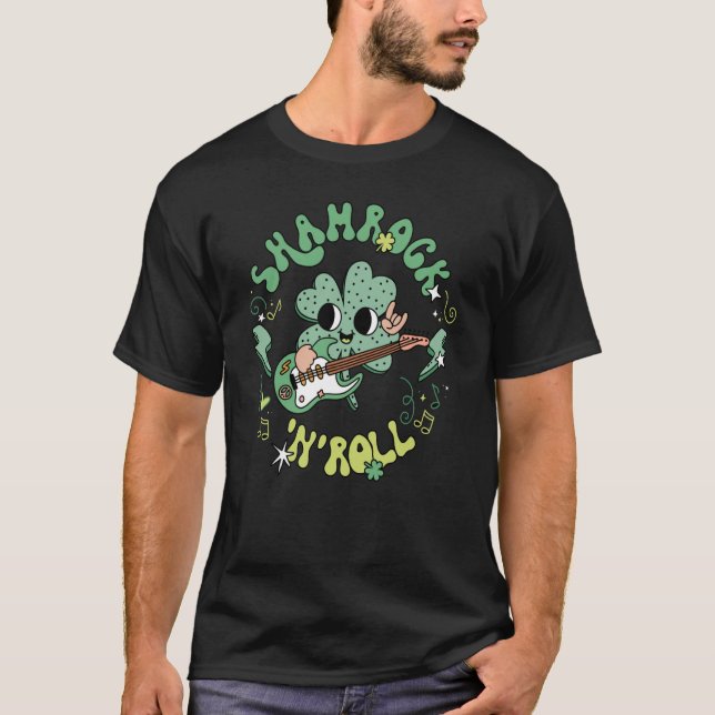Camiseta Retro Groovy St Patrick's Day Shamrock Rock N Roll (Anverso)