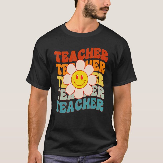 Camiseta Retro Groovy Teacher Happy Face Cute Daisy Flower  (Anverso)