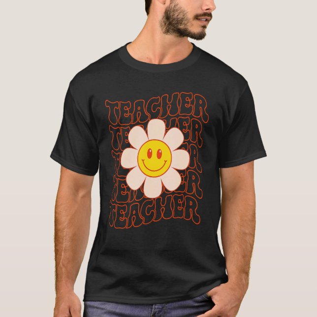 Camiseta Retro Groovy Teacher Happy Face Cute Daisy Flower  (Anverso)