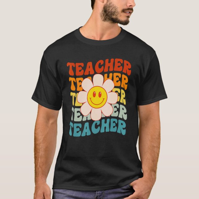 Camiseta Retro Groovy Teacher Happy Face Cute Daisy Flower  (Anverso)