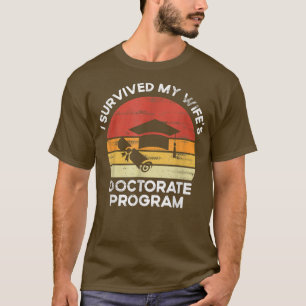 Camiseta Retro I survived MY wife's Doctorate Program PhDs 
