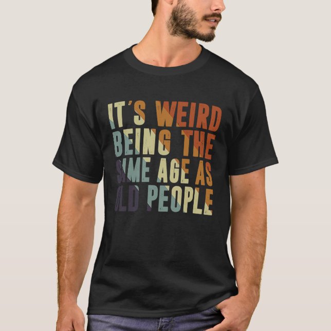 Camiseta Retro It's Weird Being The Same Age As Old People  (Anverso)
