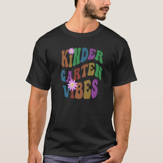 Camiseta Retro KINDERGARTEN VIBES Profesor Paz Amor Kinder (Anverso)