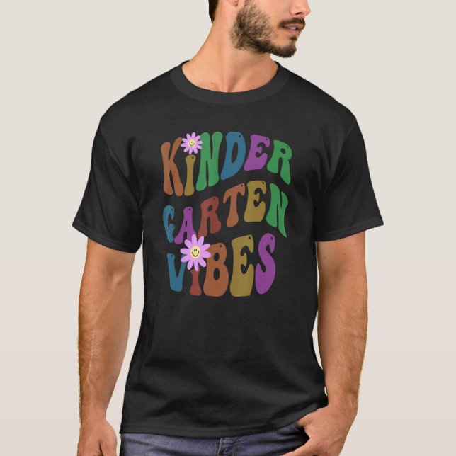 Camiseta Retro KINDERGARTEN VIBES Profesor Paz Amor Kinder (Anverso)