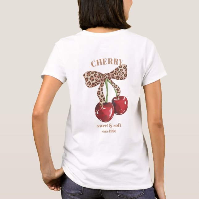 Camiseta Retro Leopard Bow Cherry Sweet & Soft Since Slogan (Reverso)