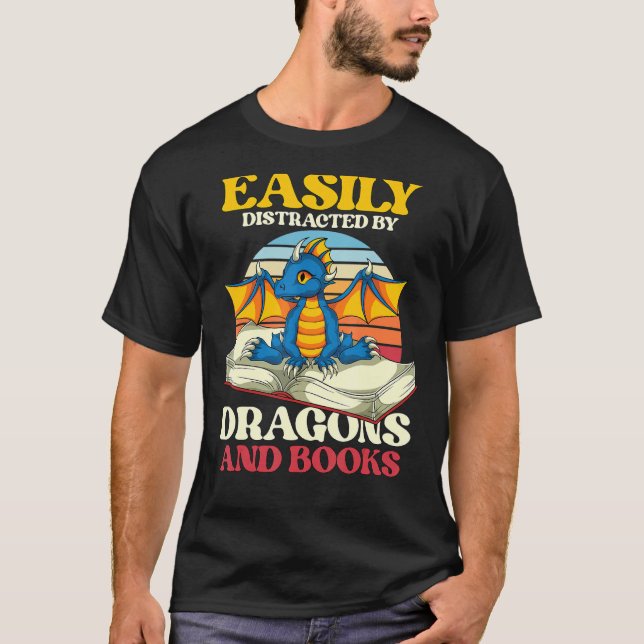 Camiseta Retro leyendo libro de librerías liberiano dragón (Anverso)