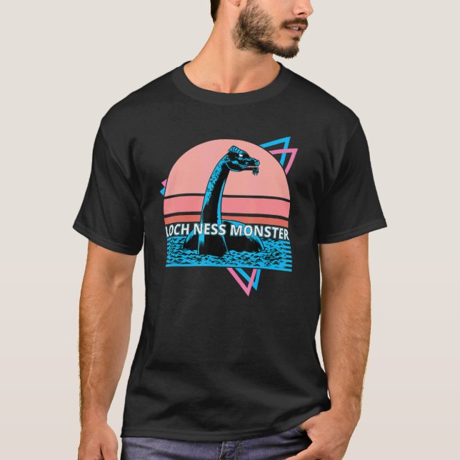Camiseta Retro Loch Ness Monster Cryptid  Nessie Vaporwave (Anverso)