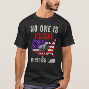 Camiseta Retro Nadie Es Ilegal En Las Tierras Robadas Indíg