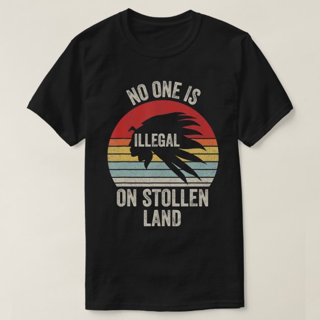 Camiseta Retro Nadie Es Ilegal En Las Tierras Robadas Indíg (Diseño del anverso)