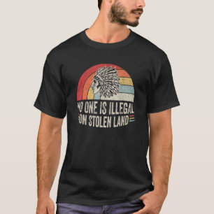 Camiseta Retro Nadie Es Ilegal En Las Tierras Robadas Indíg