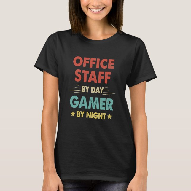 Camiseta Retro Office Staff By Day Gamer By Night (Anverso)
