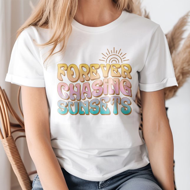 Camiseta Retro "Persiguiendo siempre atardeceres" (Young blond woman wearing a Retro "Forever Chasing Sunsets" T-Shirt.)