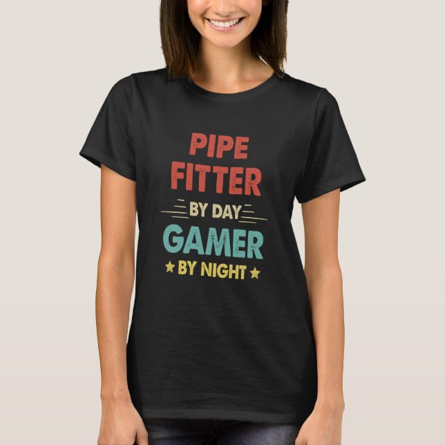 Camiseta Retro Pipe Fitter By Day Gamer By Night (Anverso)