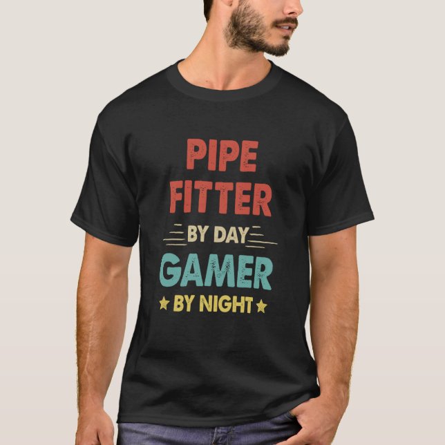Camiseta Retro Pipe Fitter By Day Gamer By Night (Anverso)