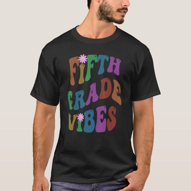 Camiseta Retro QUINTO GRADO VIBES Profesor Paz Amor 5Gr (Anverso)