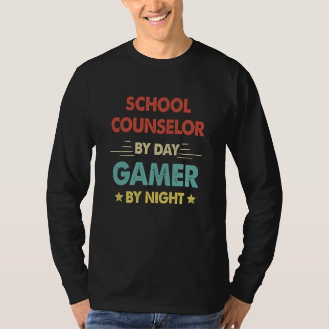 Camiseta Retro School Counselor By Day Gamer By Night (Anverso)