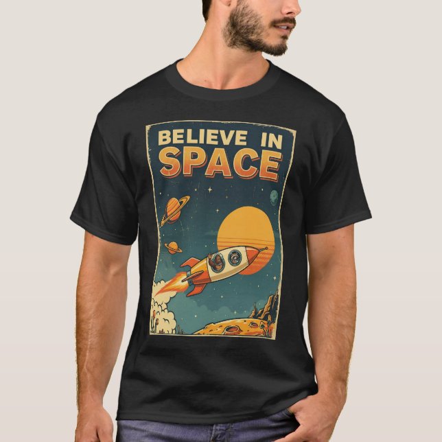 Camiseta Retro Sci-Fi Bigfoot Raccoon Believe In Space (Anverso)