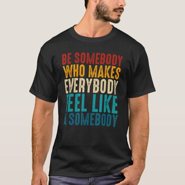 Camiseta Retro Sé Alguien Que Hace Que Todo El Mundo Se Sie (Anverso)