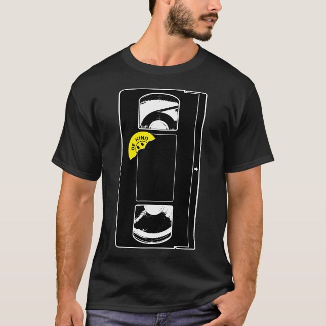 Camiseta Retro Sé Amable VHS (Anverso)