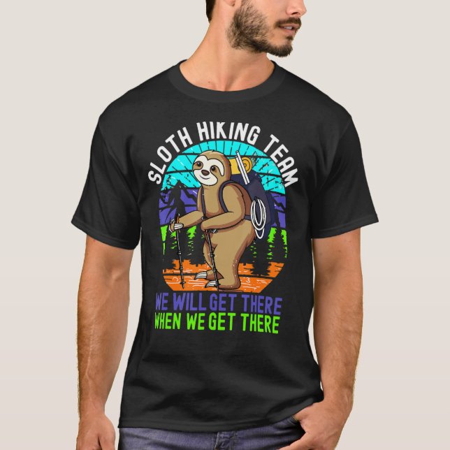 Camiseta Retro Sloth Hiking Team We'll Get There When We Ge (Anverso)