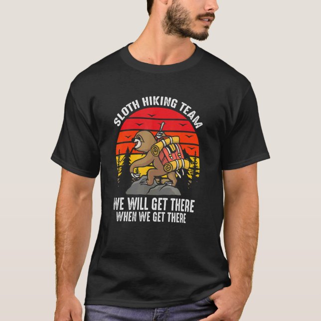 Camiseta Retro Sloth Hiking Team We'll Get There When We Ge (Anverso)