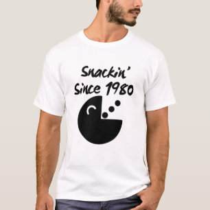 Camiseta Retro Snack Attack: Snackin’ desde 1980 Pixel Art