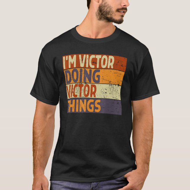 Camiseta Retro Soy VICTOR Haciendo cosas VICTOR Jugar cumpl (Anverso)