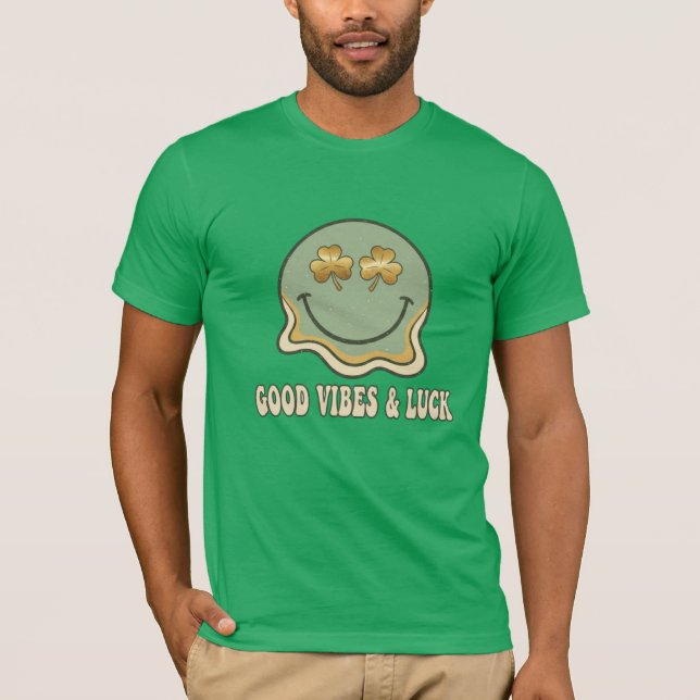 Camiseta Retro St. Patrick's Day Good Vibes & Luck Smiley  (Anverso)