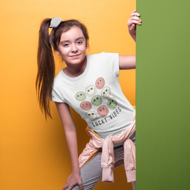 Camiseta Retro St Patrick's Lucky Vibe T-Shirt (Subido por el creador)