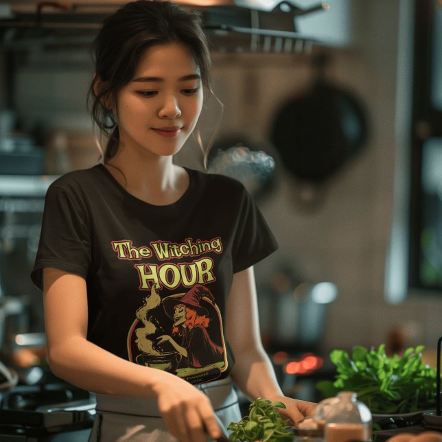 Camiseta Retro Style Witch Performing Magic SpellBinding (Subido por el creador)